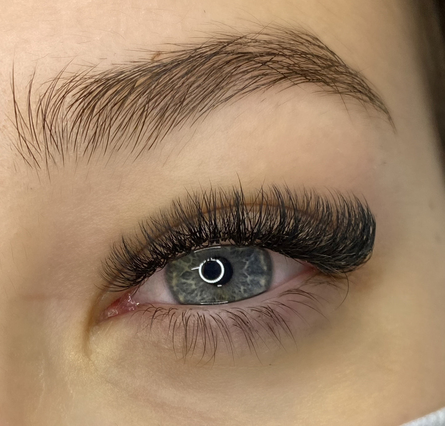Pose d'extensions de cils volume