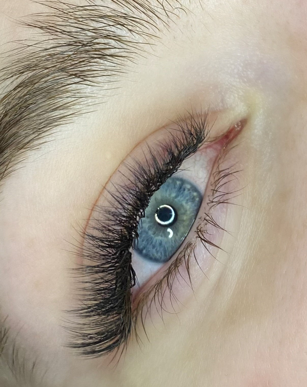 Application d'extensions de cils hybrides